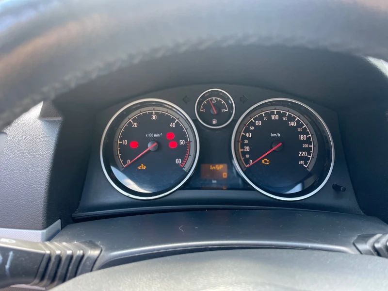 Opel Astra 1.9 CDTI, снимка 12 - Автомобили и джипове - 51477387