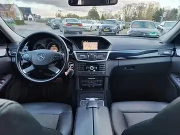 Mercedes-Benz E 220 Седан - изображение 9