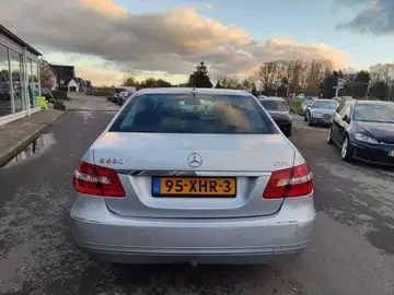 Mercedes-Benz E 220 Седан - изображение 7