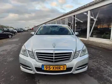 Mercedes-Benz E 220 Седан - изображение 3