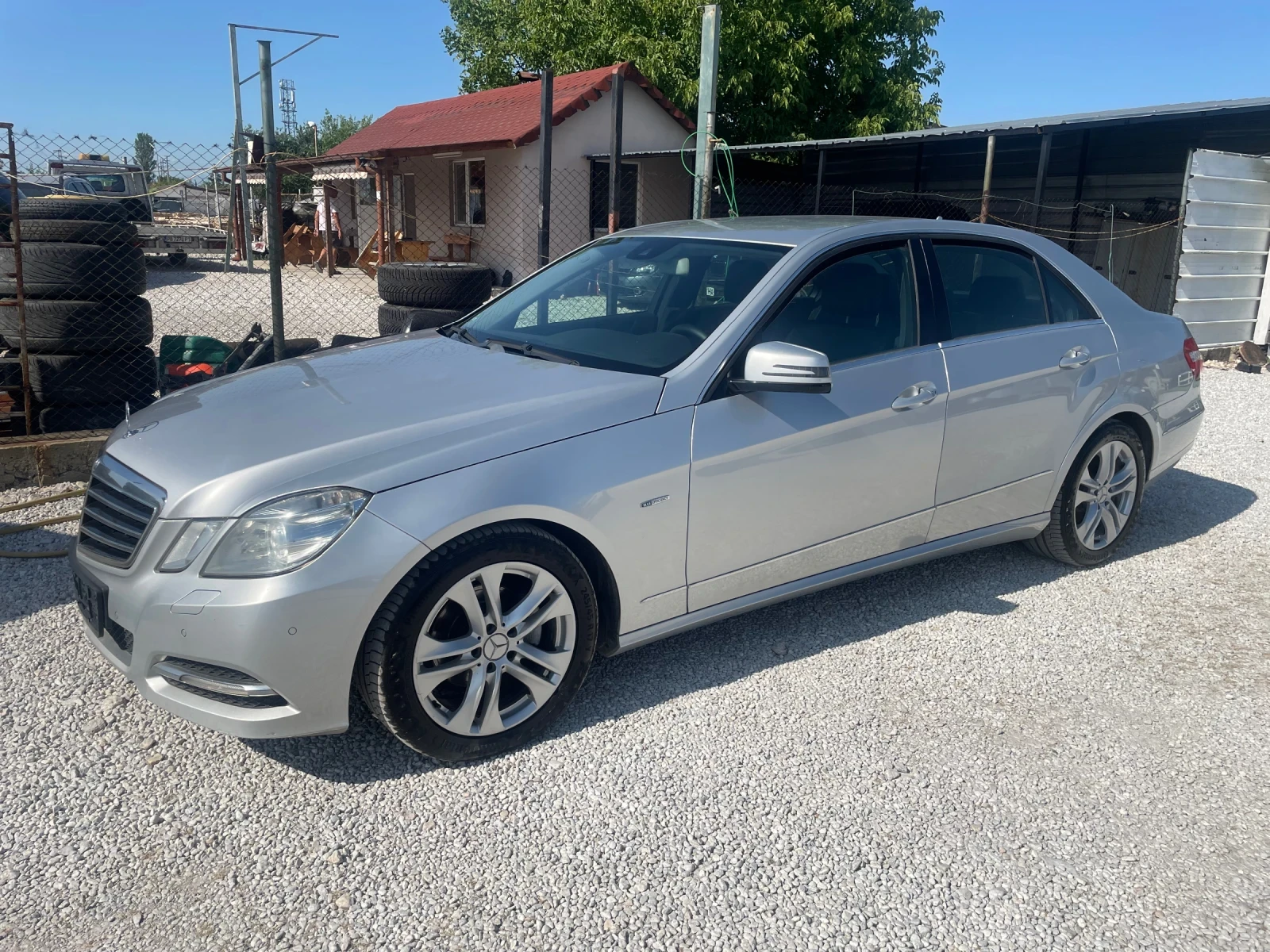 Mercedes-Benz E 220 Седан - изображение 4