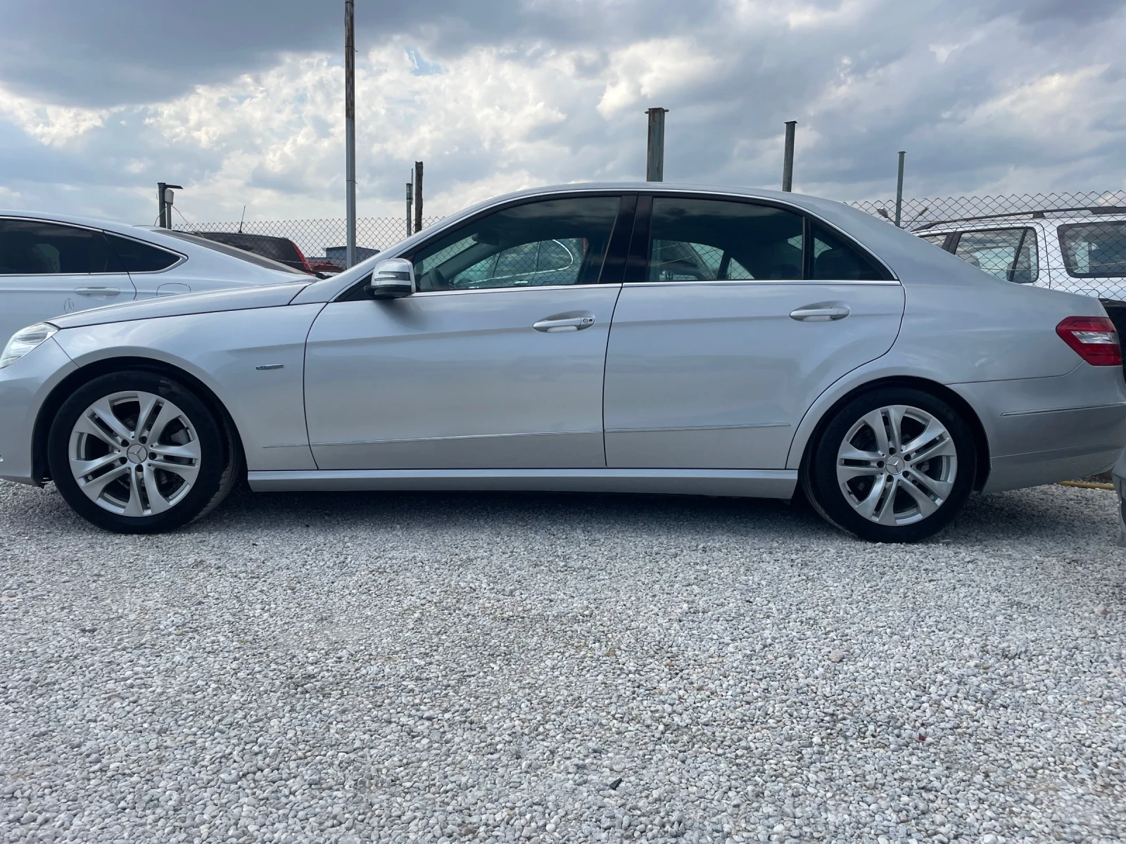 Mercedes-Benz E 220 Седан - изображение 8