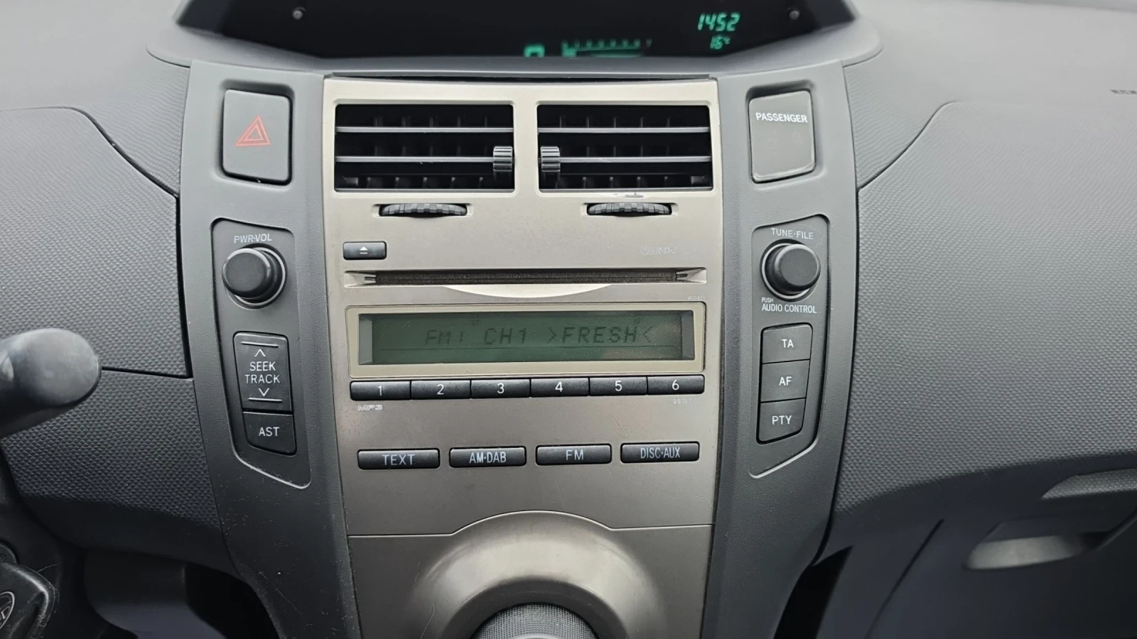 Toyota Yaris 1.3i 100k.c. 6 скорости, снимка 13 - Автомобили и джипове - 53998258