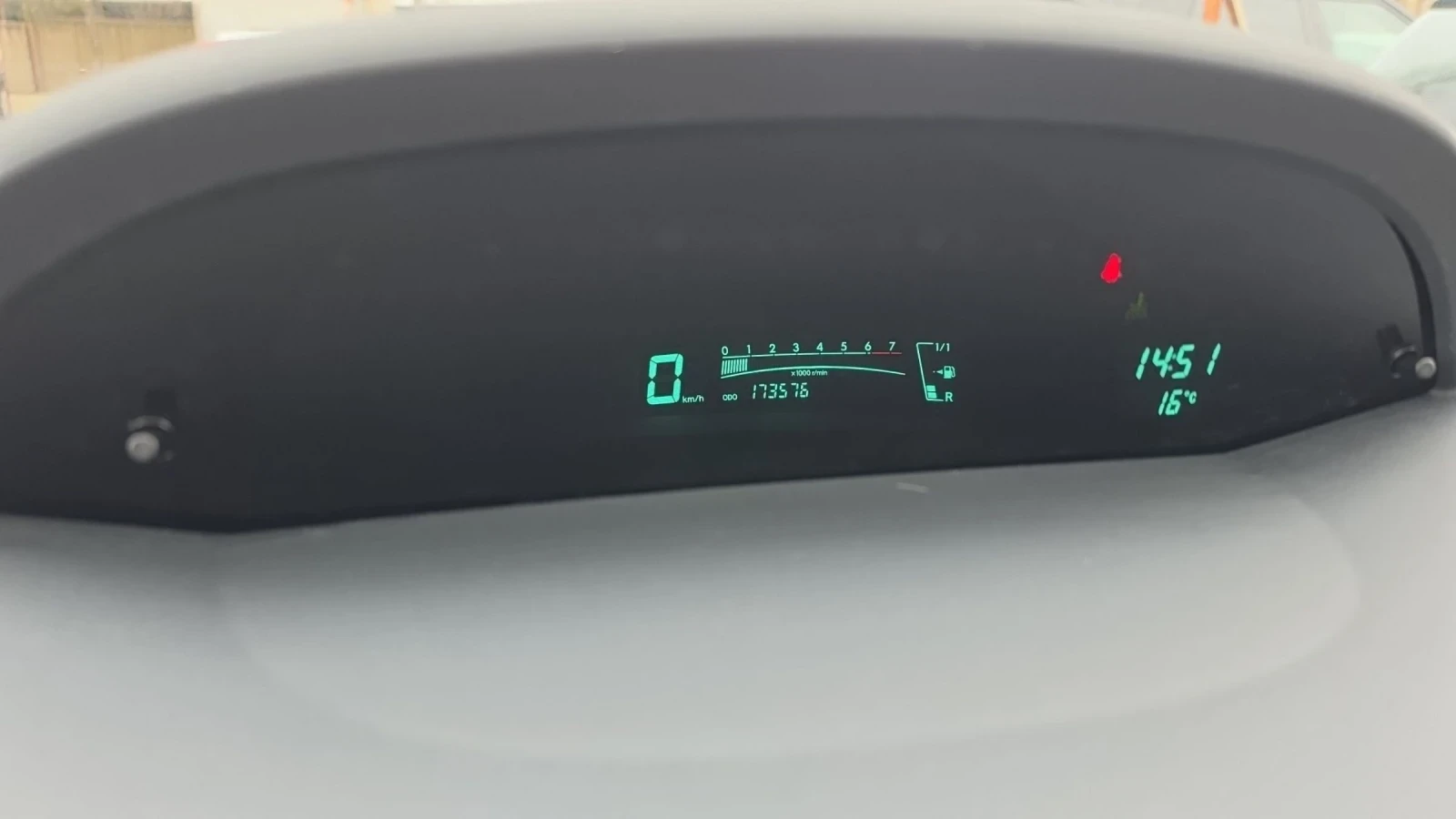 Toyota Yaris 1.3i 100k.c. 6 скорости, снимка 12 - Автомобили и джипове - 53998258