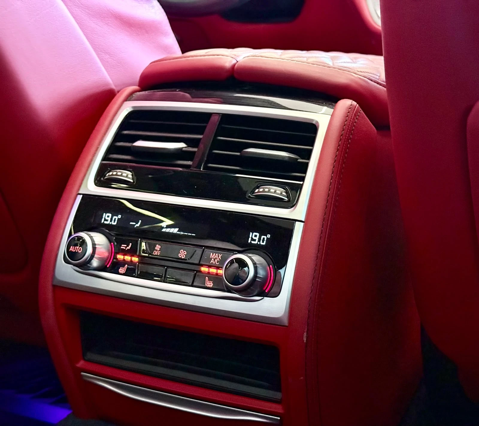 BMW 740 i Long* M-Sport* FULL* Individual* ЛИЗИНГ, снимка 15 - Автомобили и джипове - 55629292