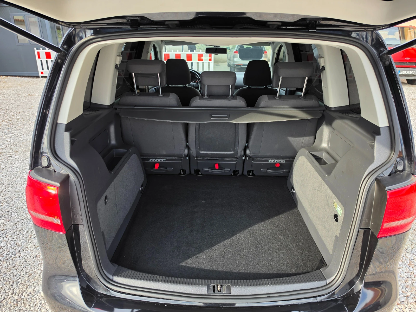 VW Touran 1.6TDI HIGHLINE , снимка 13 - Автомобили и джипове - 56328971