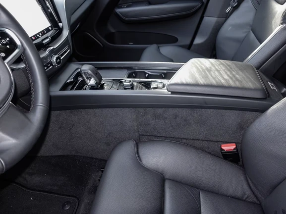 Volvo XC60 T6 Recharge AWD = Plus Dark = Гаранция - изображение 4