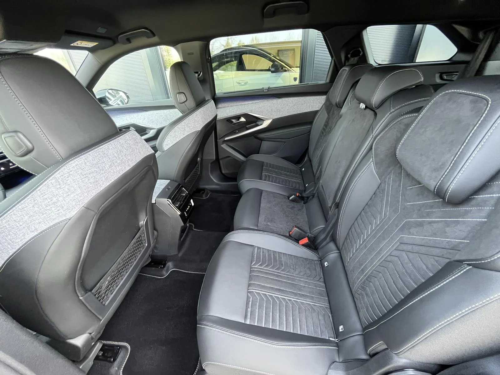 Peugeot 5008 GT 1.2 PureTech 145 HYBRID 48V e-DCS6 EURO 6.4 - изображение 10