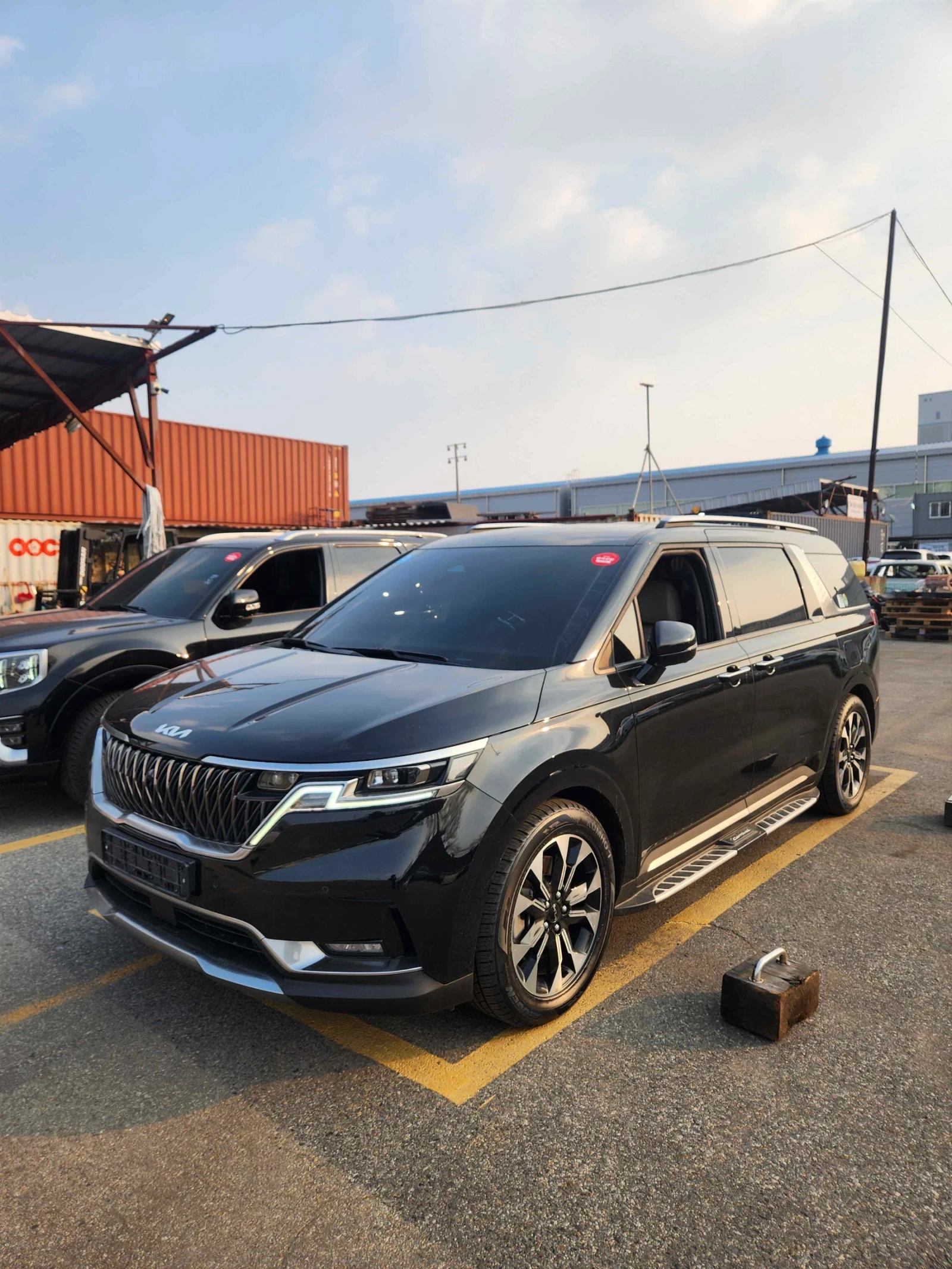 Kia Carnival 9 мест, много ексрти. 11.21 , снимка 2 - Автомобили и джипове - 54143389