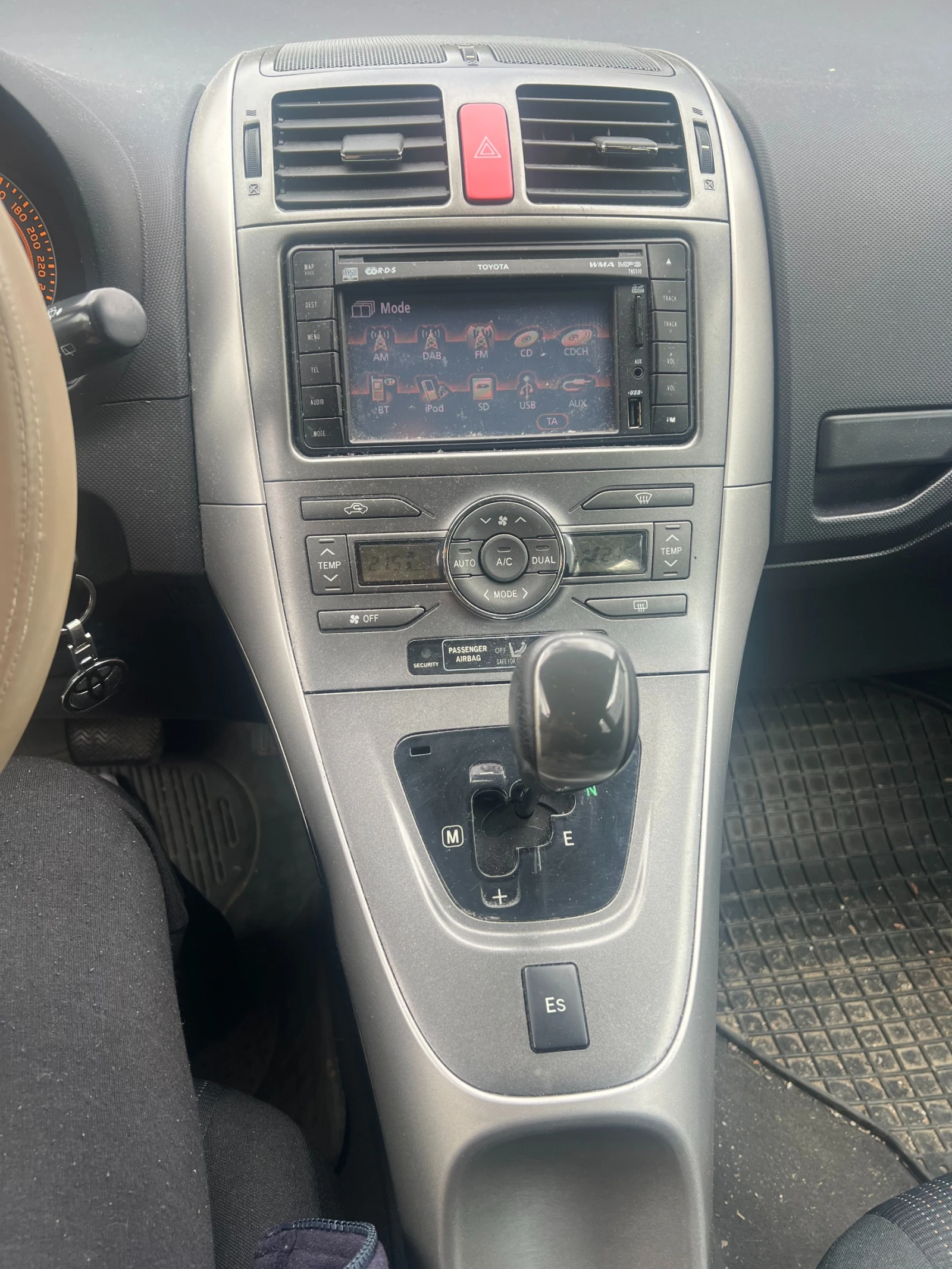 Toyota Auris, снимка 7 - Автомобили и джипове - 54653249