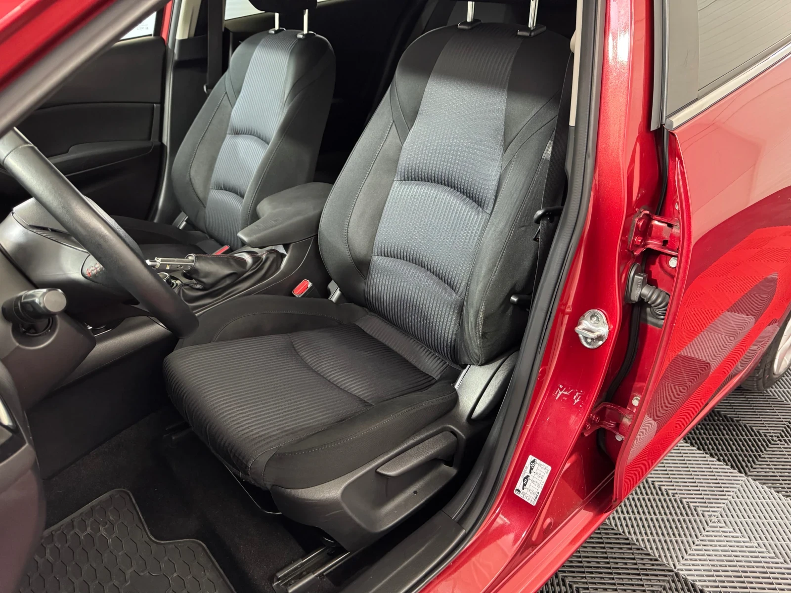 Mazda 3 1.5 d EXCEED | HUD/ Camera/ Keyless/ Heat/ Bose, снимка 15 - Автомобили и джипове - 55147676