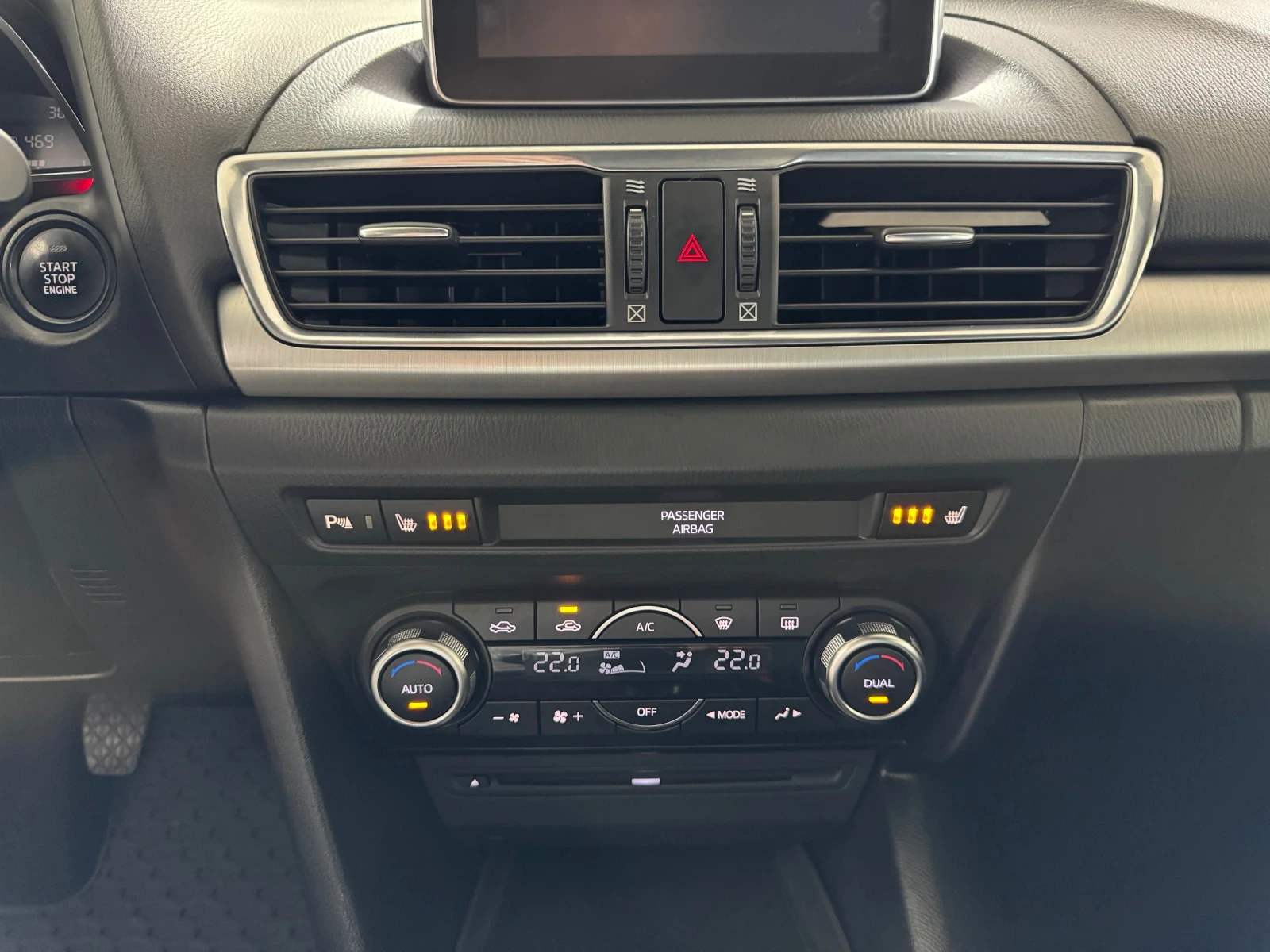 Mazda 3 1.5 d EXCEED | HUD/ Camera/ Keyless/ Heat/ Bose, снимка 13 - Автомобили и джипове - 55147676