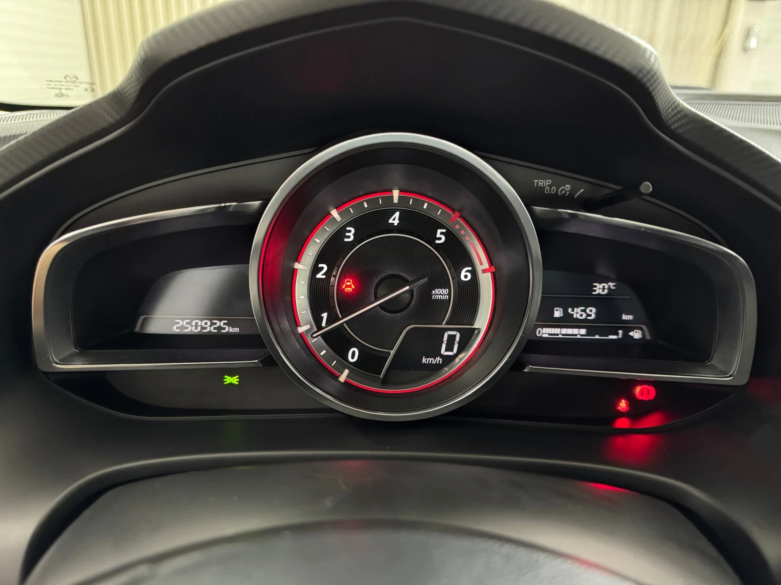 Mazda 3 1.5 d EXCEED | HUD/ Camera/ Keyless/ Heat/ Bose, снимка 12 - Автомобили и джипове - 55147676