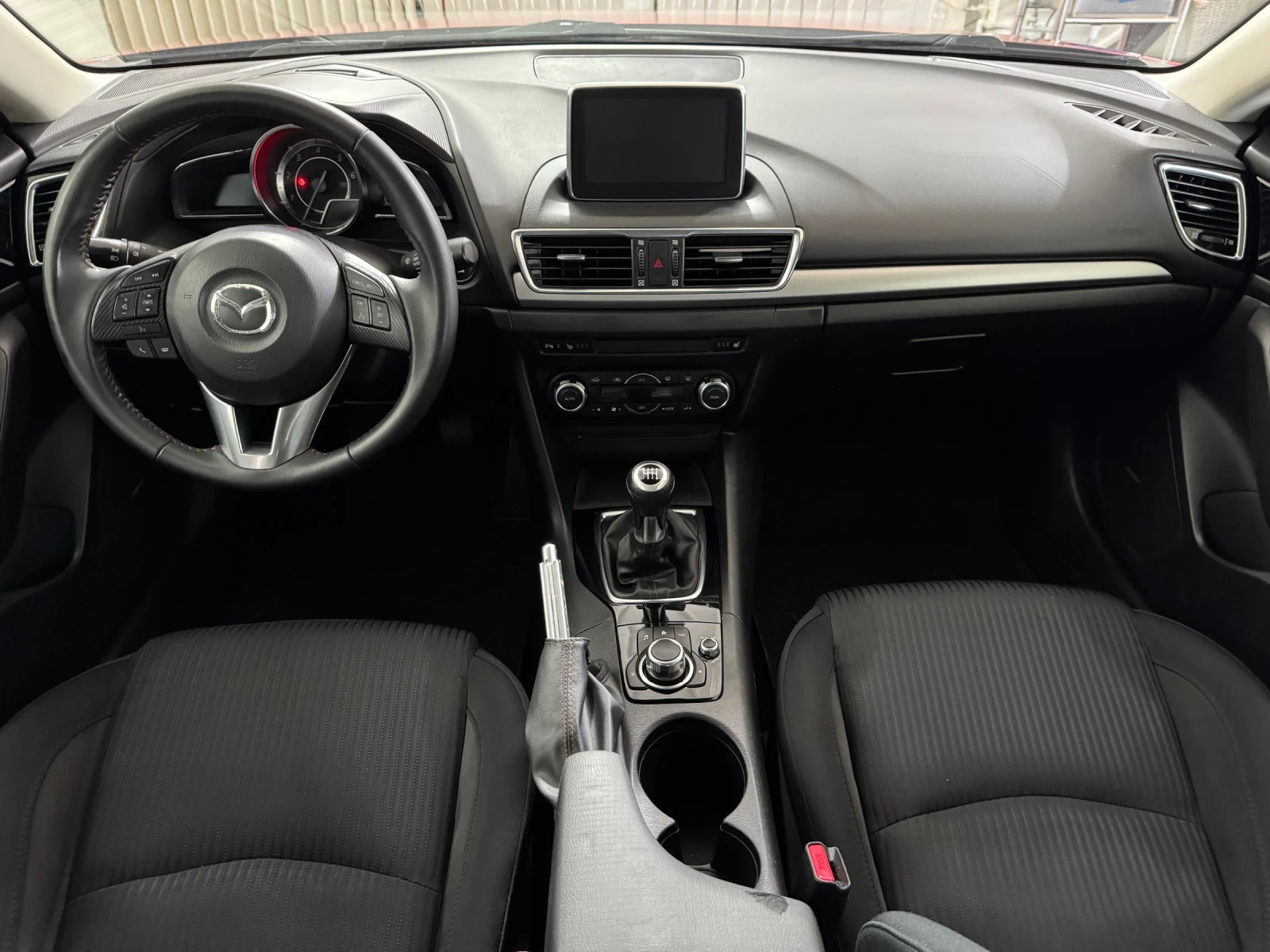 Mazda 3 1.5 d EXCEED | HUD/ Camera/ Keyless/ Heat/ Bose, снимка 10 - Автомобили и джипове - 55147676