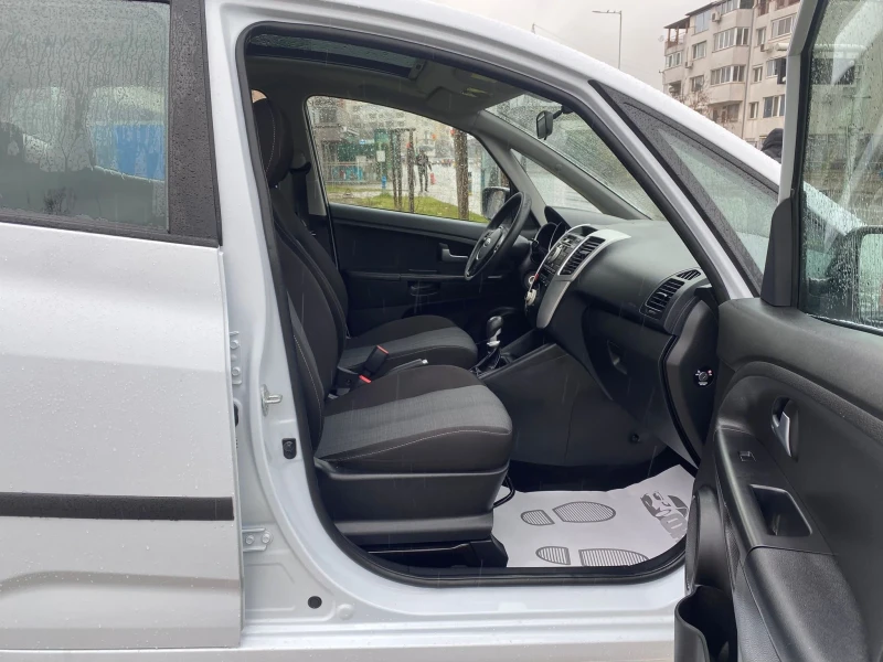 Kia Venga 1.4i/PANORAMA, снимка 11 - Автомобили и джипове - 52910967