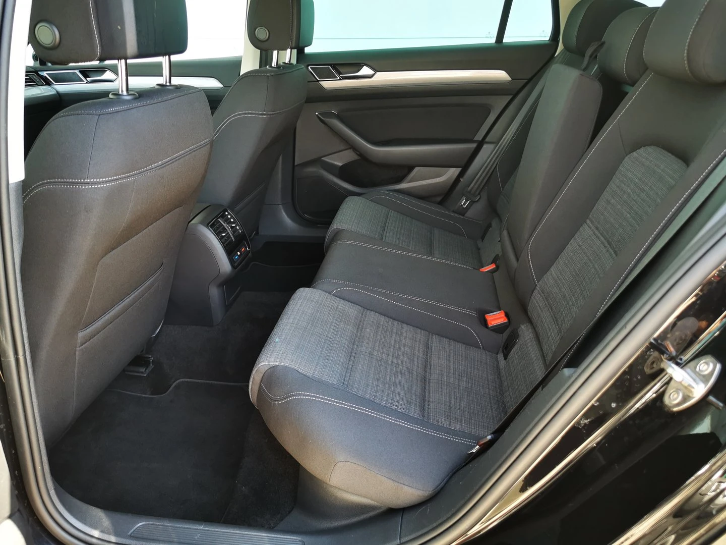 VW Passat Business 2.0 TDI SCR DSG | Mobile.bg   8