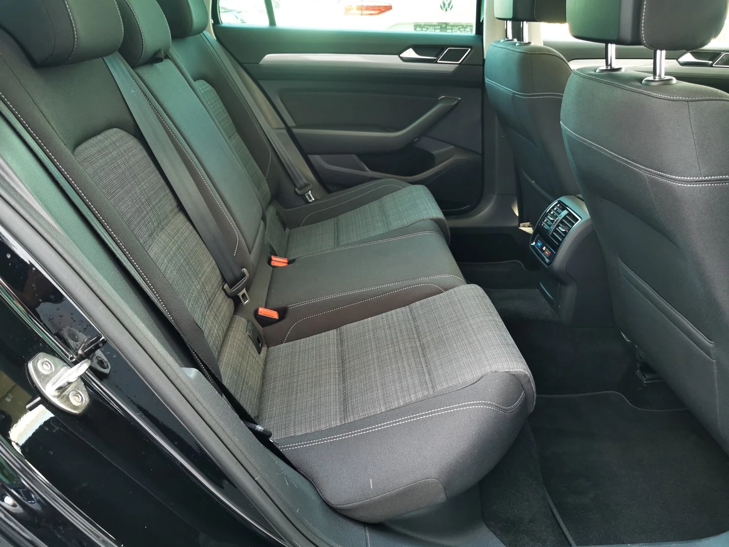 VW Passat Business 2.0 TDI SCR DSG | Mobile.bg   7