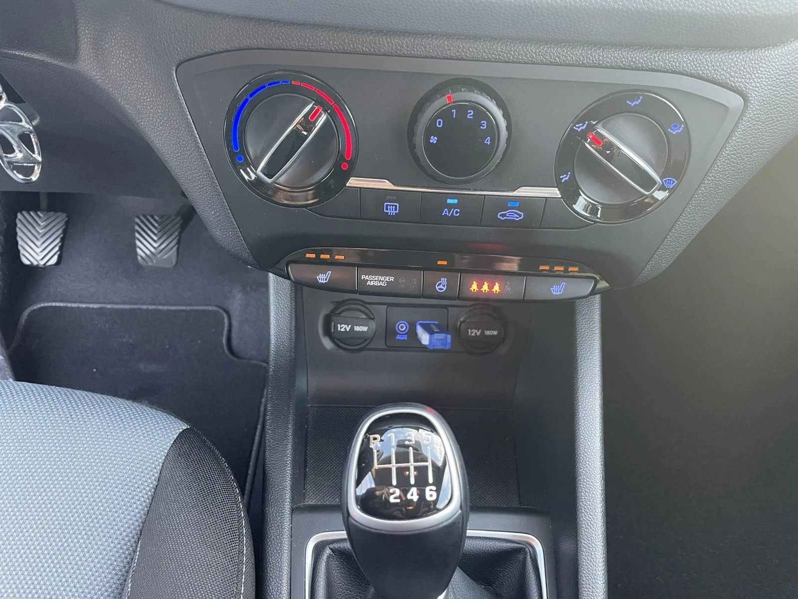 Hyundai I20 Coupe / 1 собственик/ Гаражна / 47000 км, снимка 9 - Автомобили и джипове - 54059769