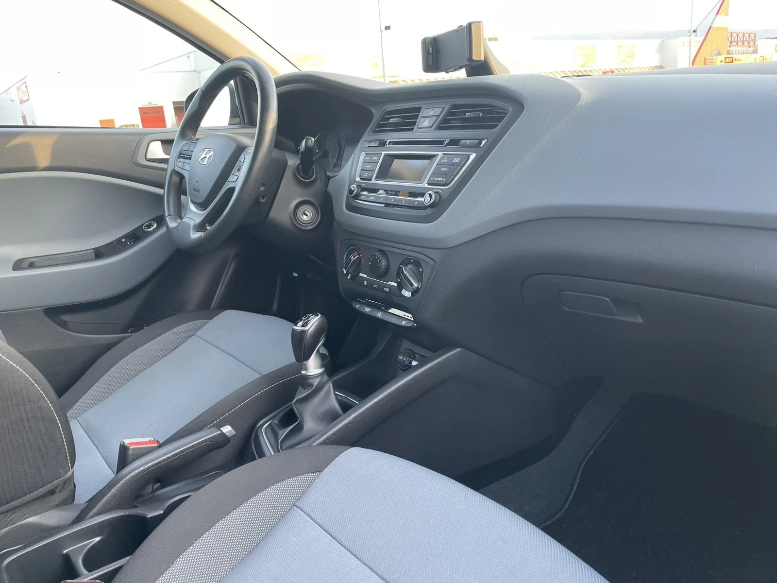 Hyundai I20 Coupe / 1 собственик/ Гаражна / 47000 км, снимка 8 - Автомобили и джипове - 54059769