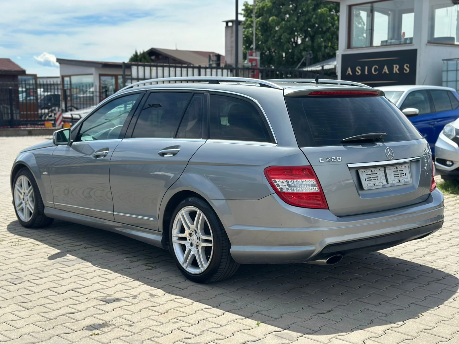 Mercedes-Benz C 220 / AMG / TOP /, снимка 3 - Автомобили и джипове - 54608309