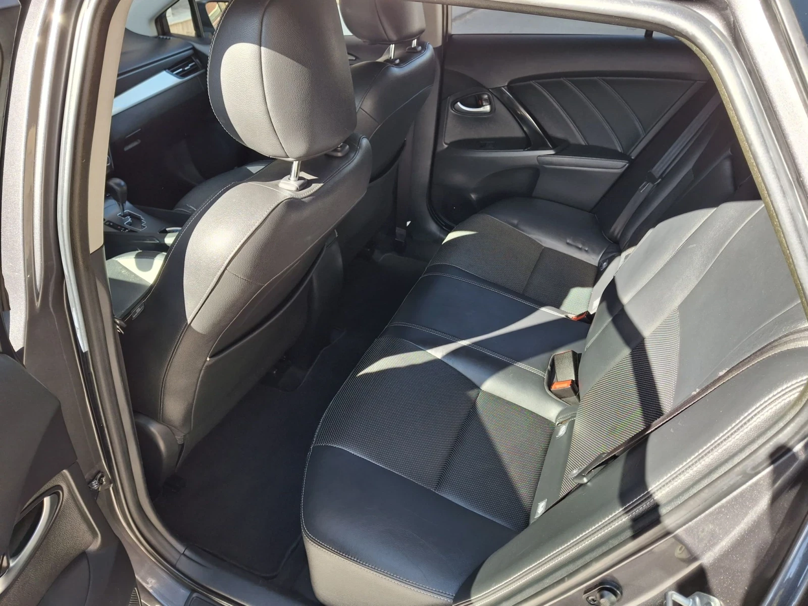 Toyota Avensis 2.0 SWISS, снимка 13 - Автомобили и джипове - 56314236