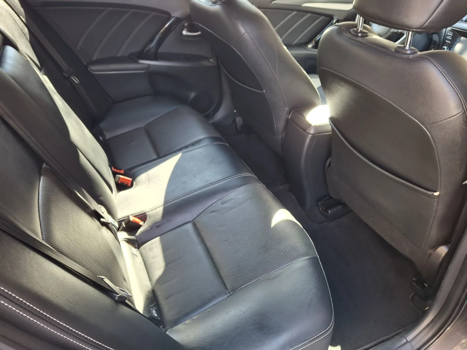 Toyota Avensis 2.0 SWISS, снимка 14 - Автомобили и джипове - 56314236