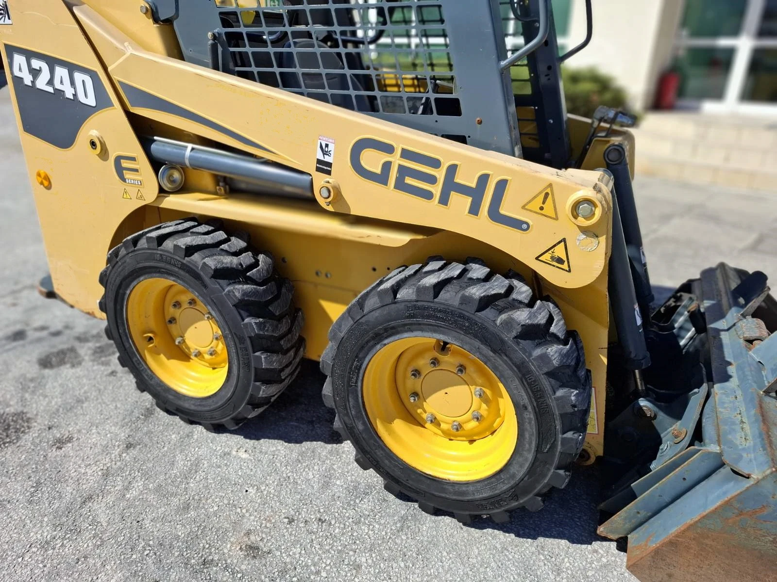    GEHL 4240 E  Series | Mobile.bg   12
