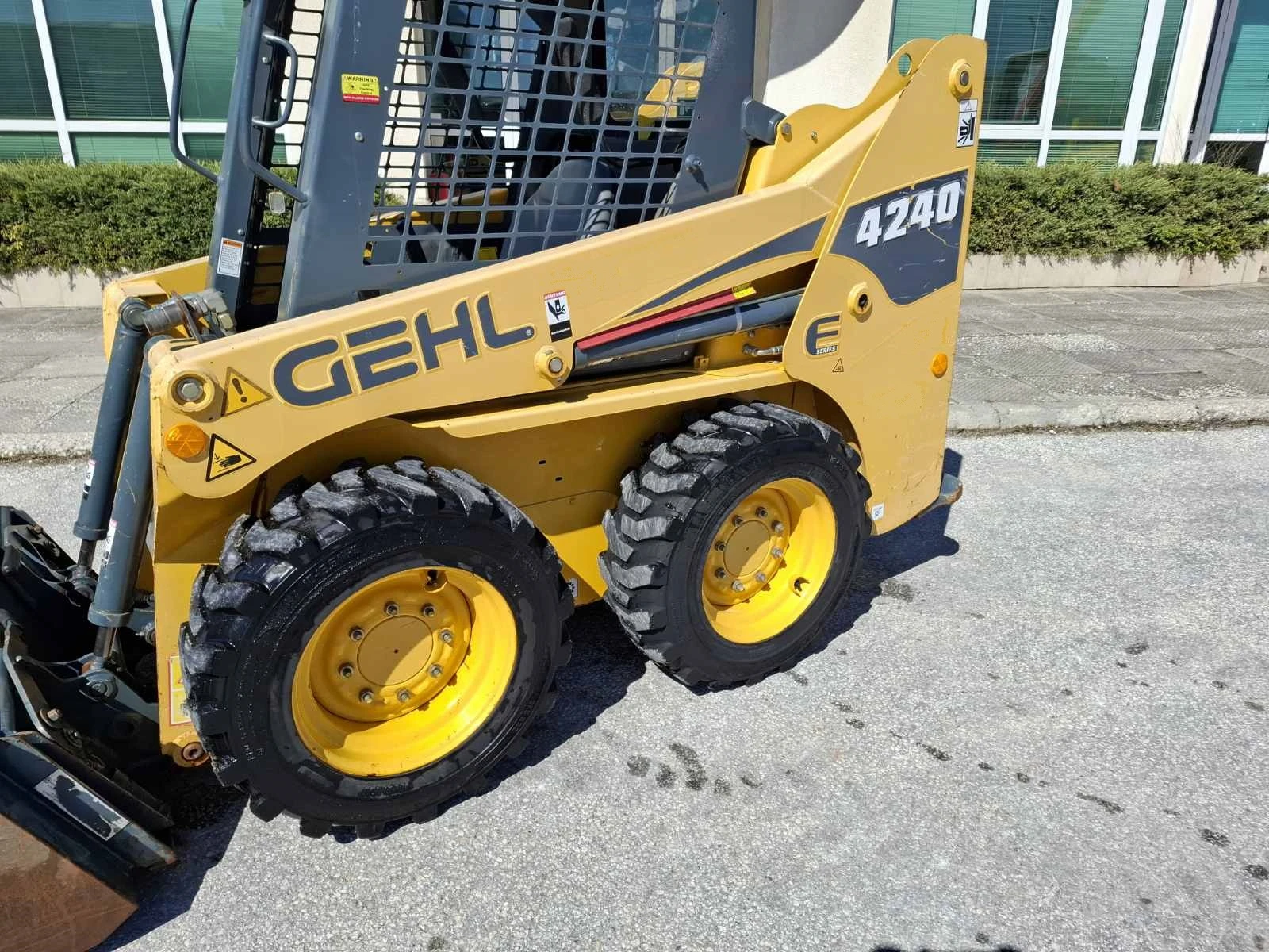    GEHL 4240 E  Series | Mobile.bg   11