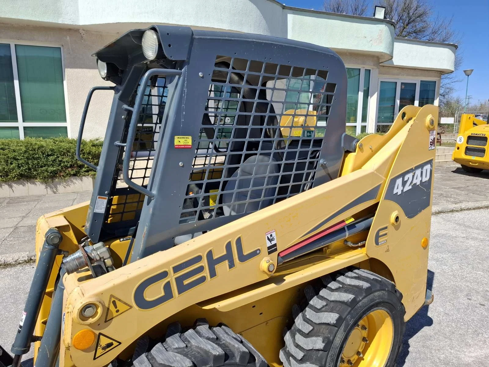    GEHL 4240 E  Series | Mobile.bg   13