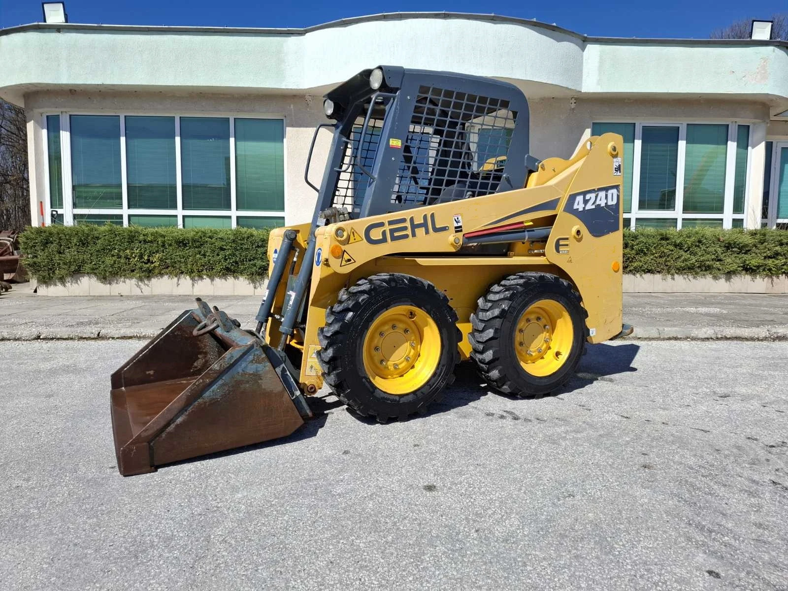    GEHL 4240 E  Series | Mobile.bg   1