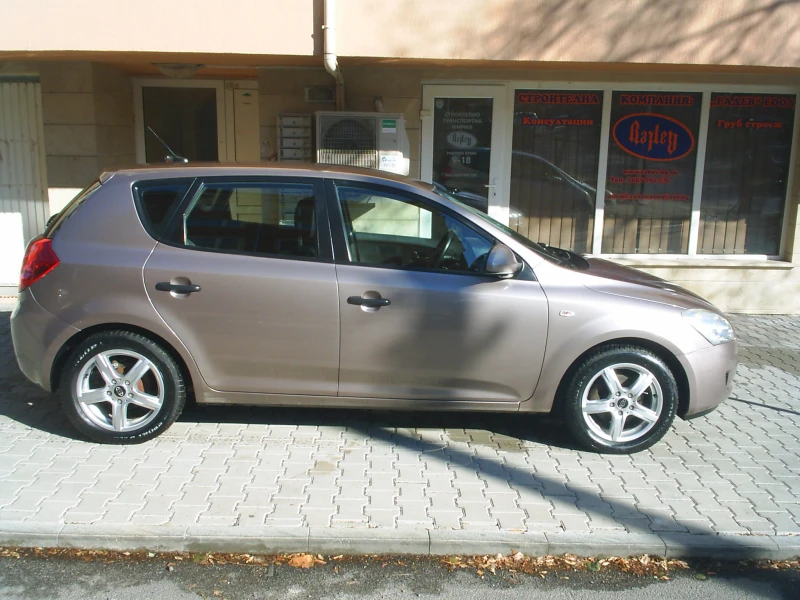 Kia Ceed 1.4 16V 105k.c., снимка 3 - Автомобили и джипове - 48079599