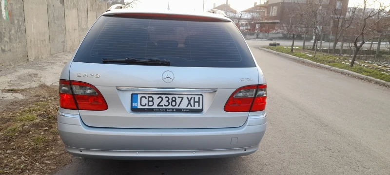 Mercedes-Benz E 220 Елеганс, снимка 4 - Автомобили и джипове - 48743439