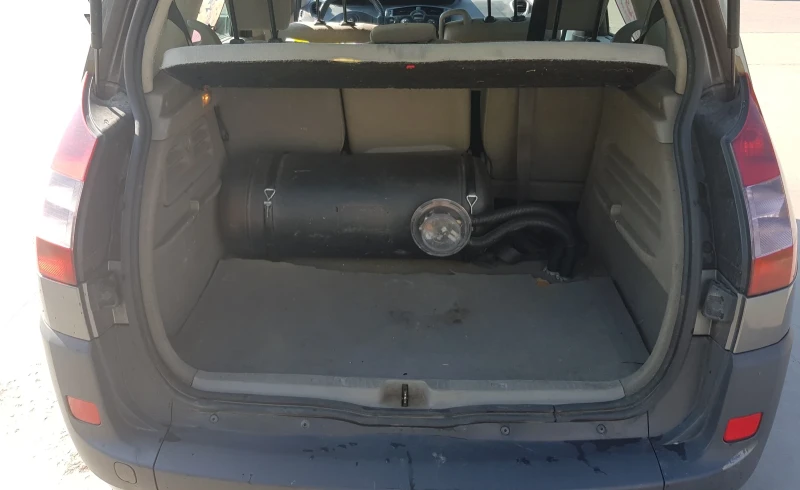 Renault Scenic 2.0i-16V, снимка 7 - Автомобили и джипове - 51292111