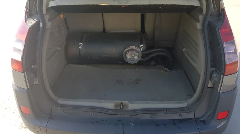 Renault Scenic 2.0i-16V, снимка 11 - Автомобили и джипове - 51292111