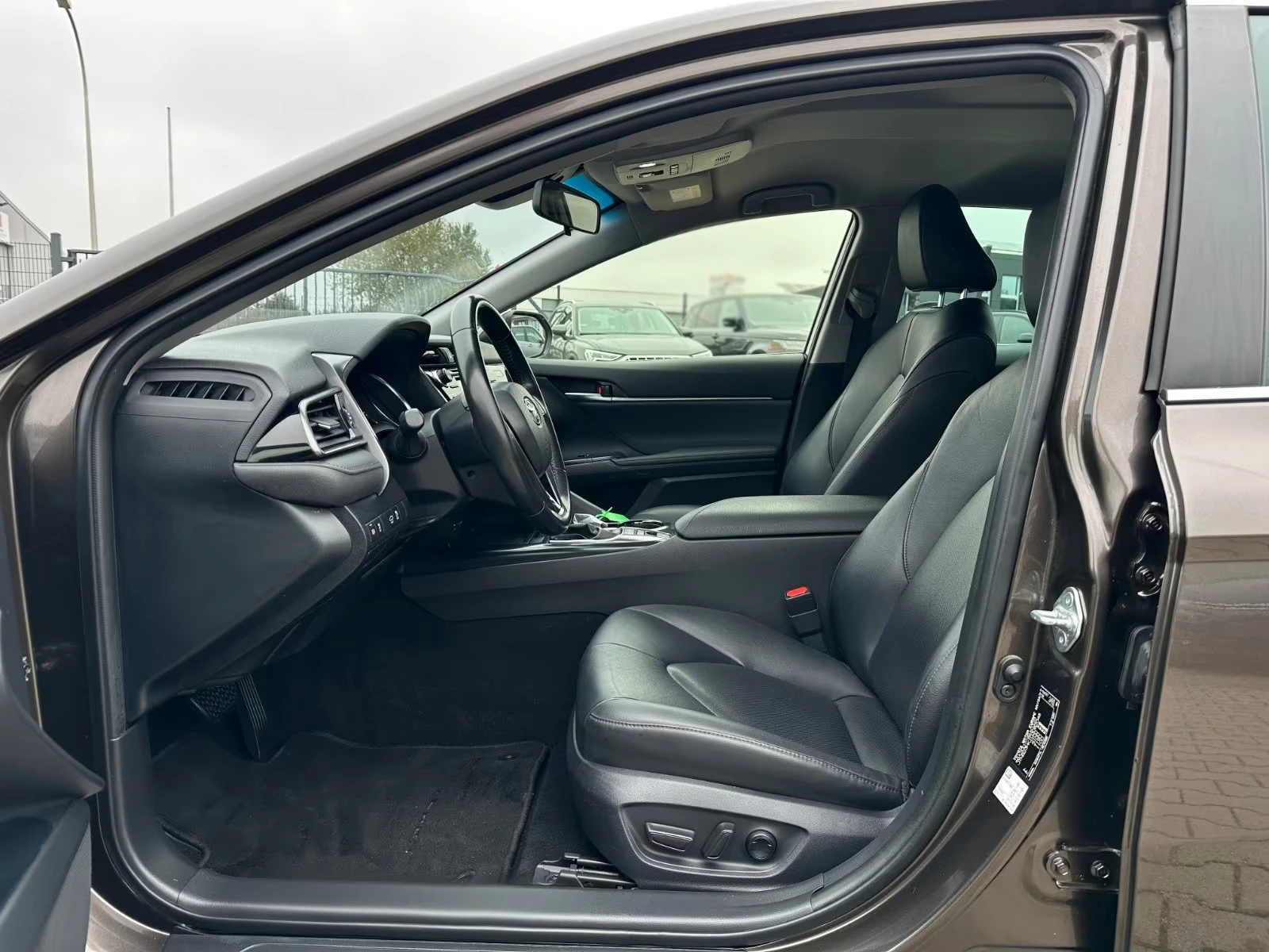 Toyota Camry 2.5HEV/LUXURY/208HP/ACC/CARPLAY/BSA/KLESS/LED/936f - изображение 7