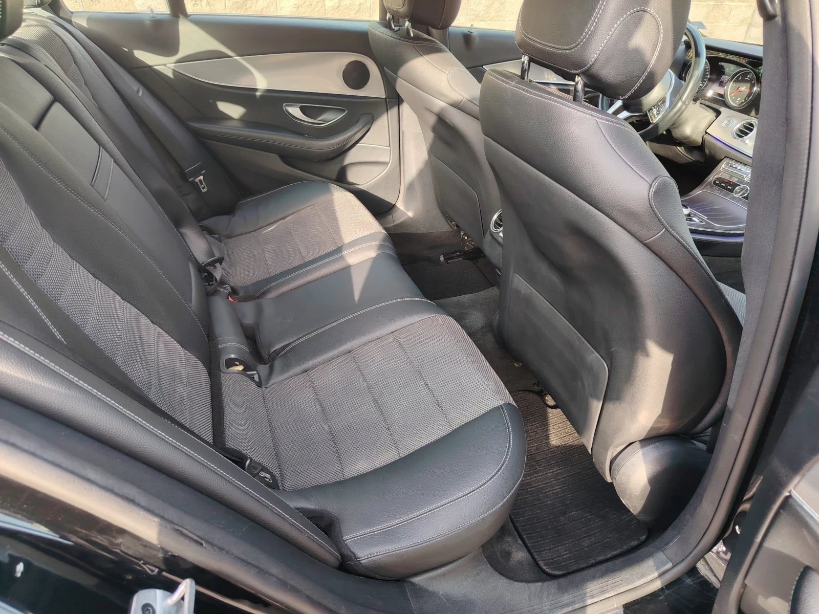 Mercedes-Benz E 220 Обслужена, Digital, САМОПАРКИРАНЕ, 9g, снимка 11 - Автомобили и джипове - 54219846