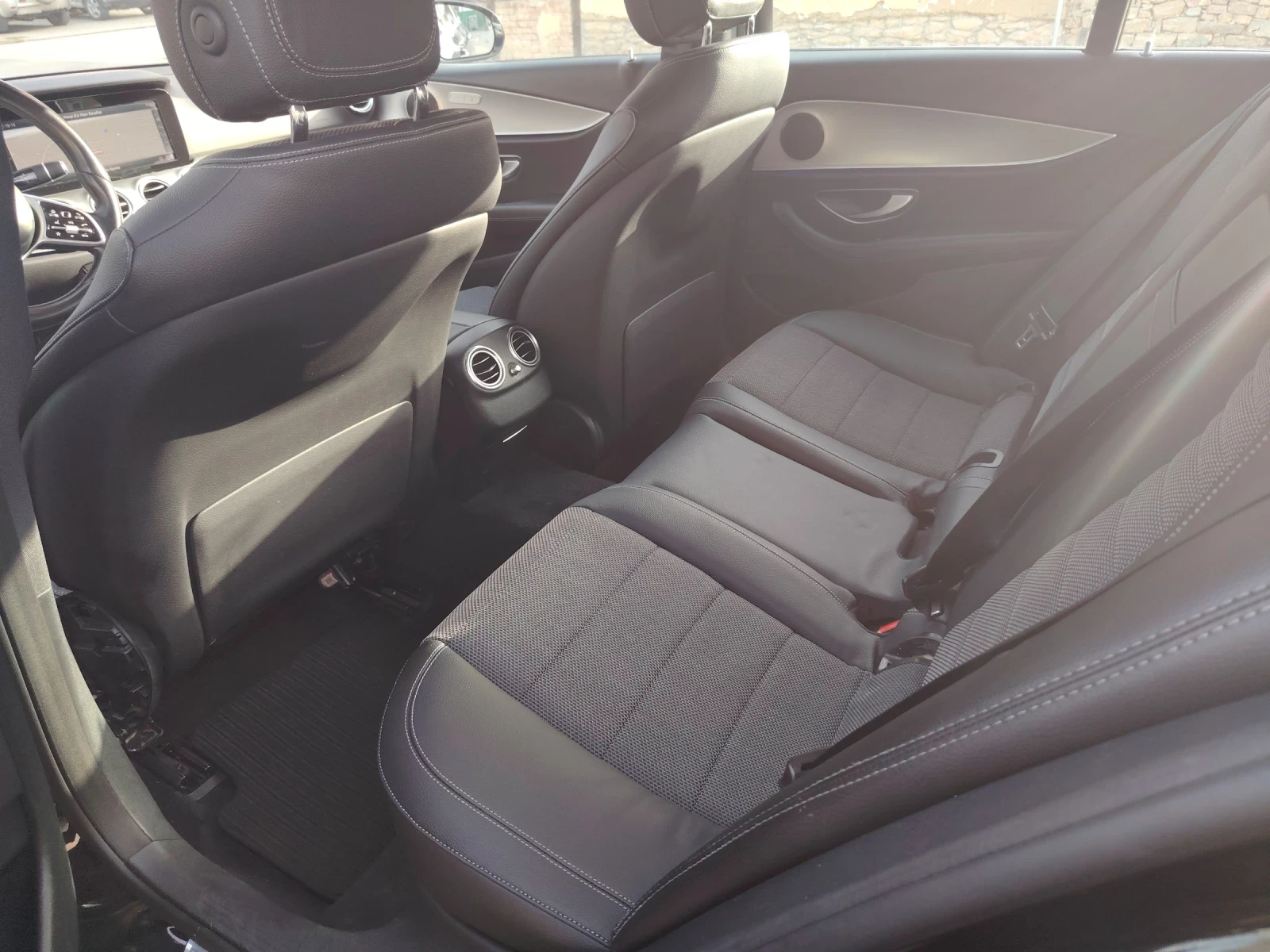 Mercedes-Benz E 220 Обслужена, Digital, САМОПАРКИРАНЕ, 9g, снимка 12 - Автомобили и джипове - 54219846