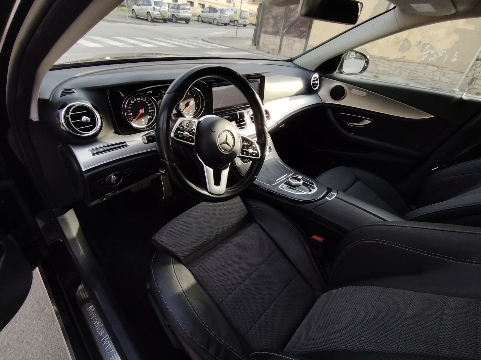 Mercedes-Benz E 220 Обслужена, Digital, САМОПАРКИРАНЕ, 9g, снимка 14 - Автомобили и джипове - 54219846