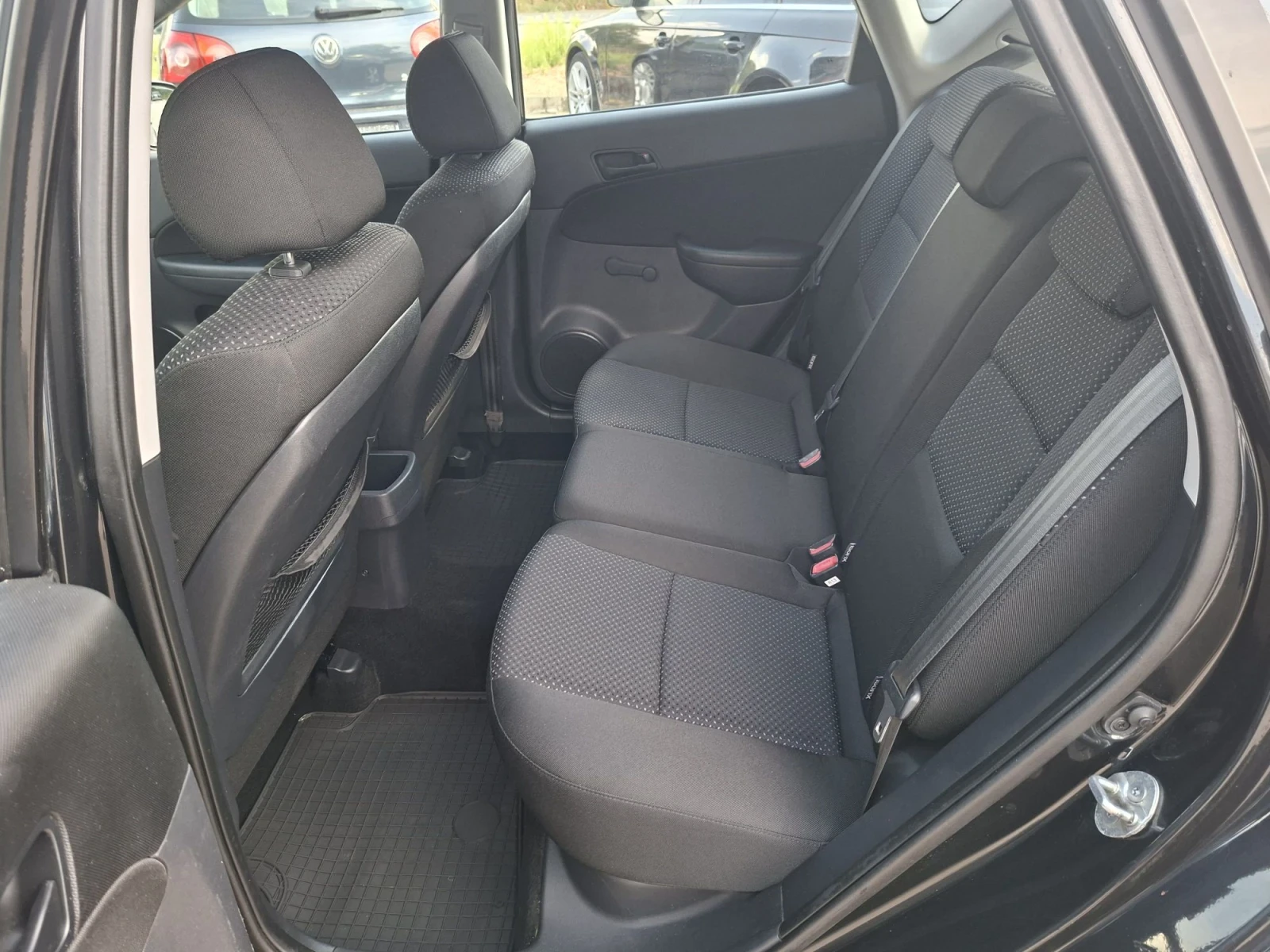Hyundai I30 1.6CRDi 6 ск., снимка 12 - Автомобили и джипове - 55942359