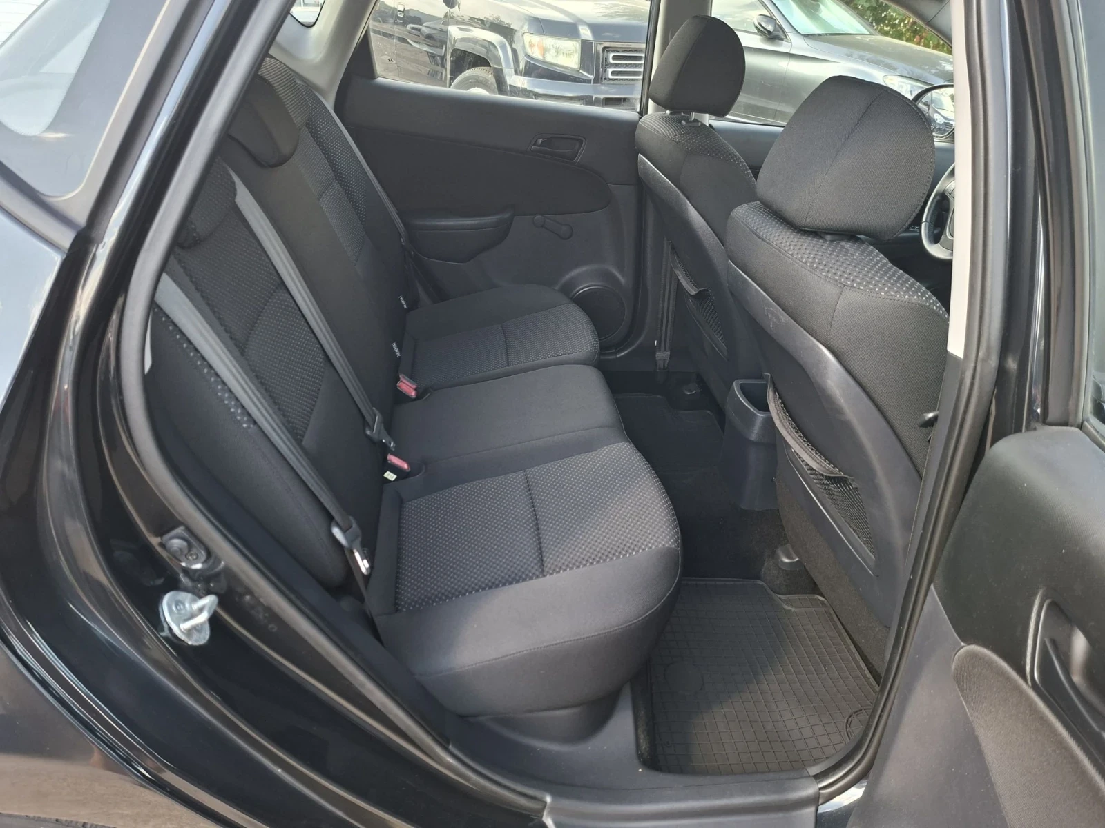 Hyundai I30 1.6CRDi 6 ск., снимка 11 - Автомобили и джипове - 55942359
