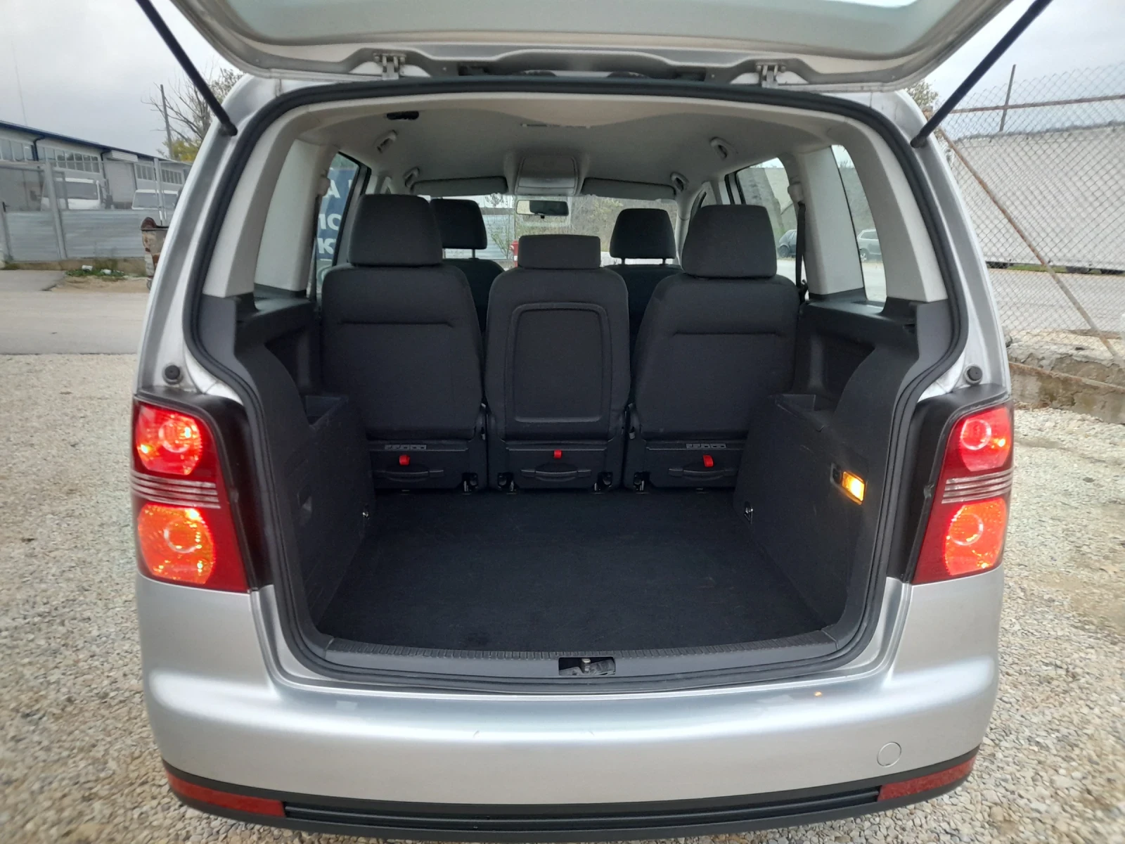 VW Touran FACELIFTE 1.9 TDI 6ск., снимка 10 - Автомобили и джипове - 56741465