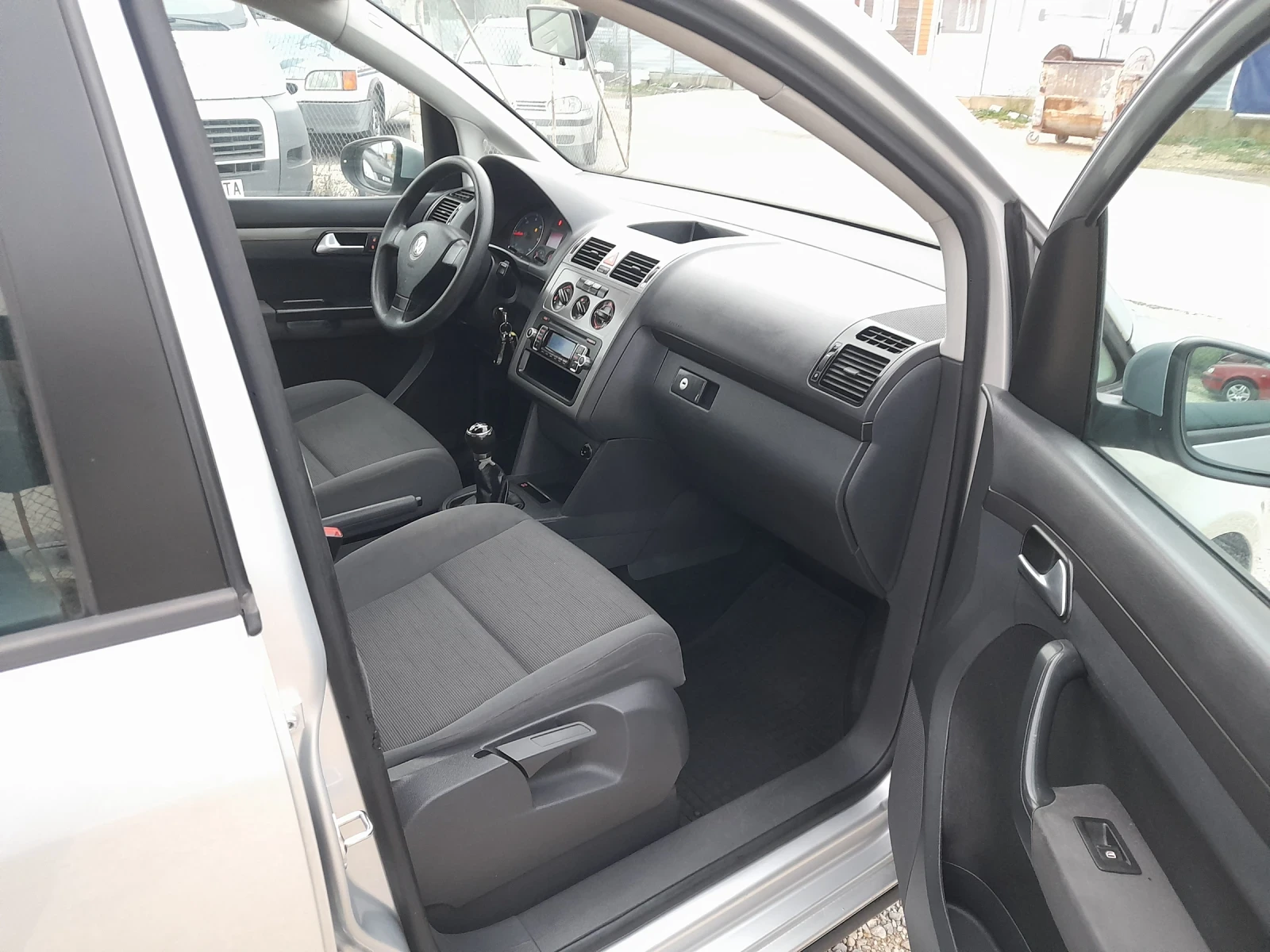 VW Touran FACELIFTE 1.9 TDI 6ск., снимка 6 - Автомобили и джипове - 56741465