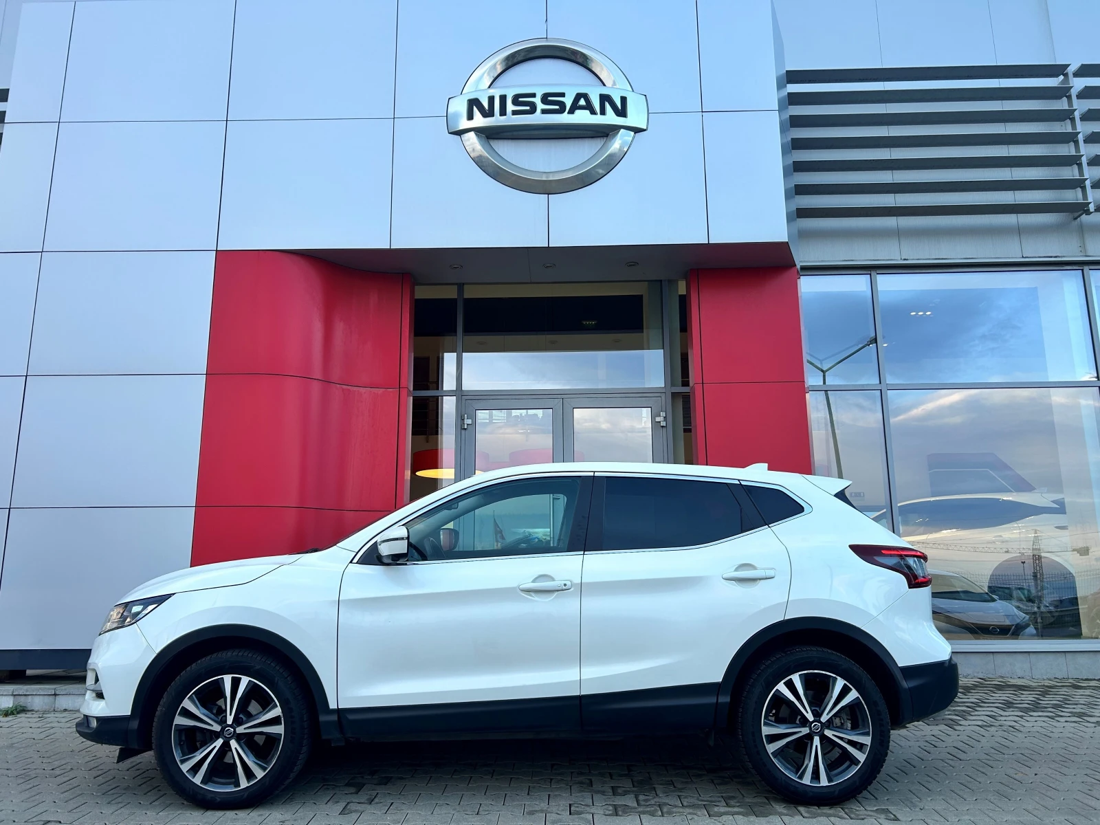 Nissan Qashqai 1.3 DIG-T N-Connecta 6M/T - изображение 2