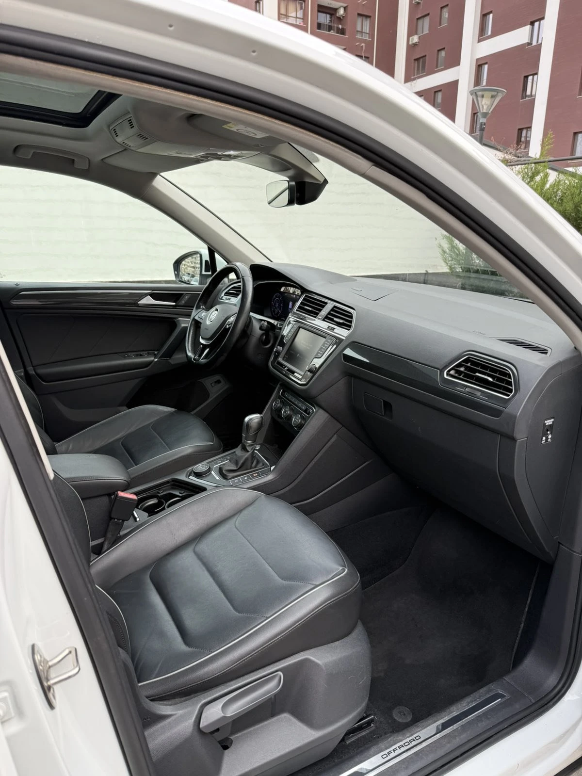 VW Tiguan 2.0 TDI 4Motion, снимка 10 - Автомобили и джипове - 54119110