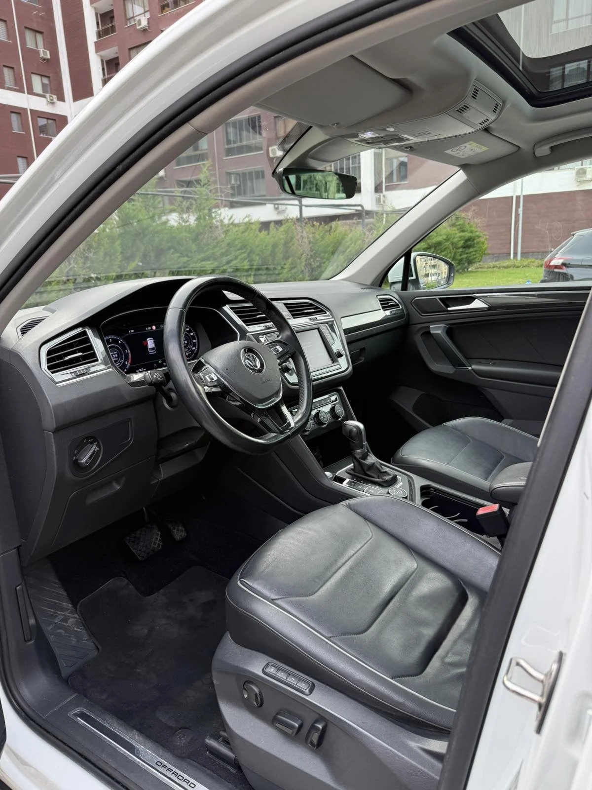 VW Tiguan 2.0 TDI 4Motion, снимка 9 - Автомобили и джипове - 54119110