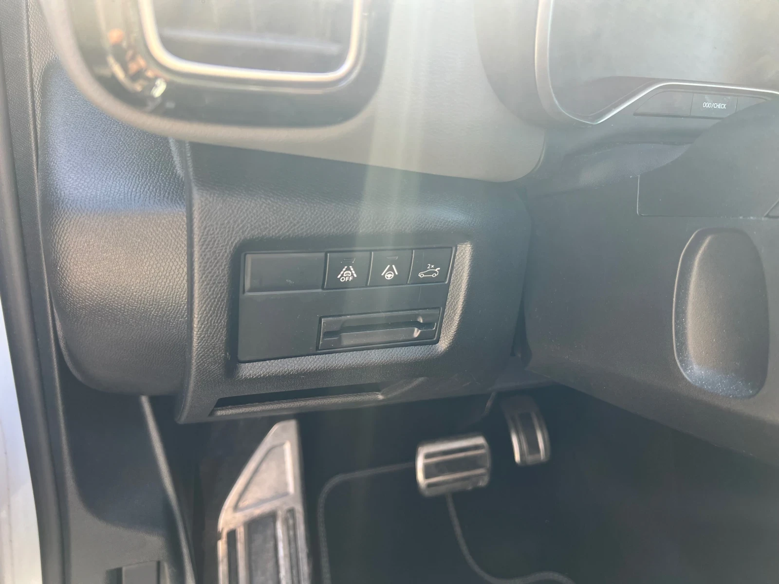 Citroen C5 Aircross ДИСТРОНИК//1.6//КОЖА//КАМЕРИ, снимка 16 - Автомобили и джипове - 54345727