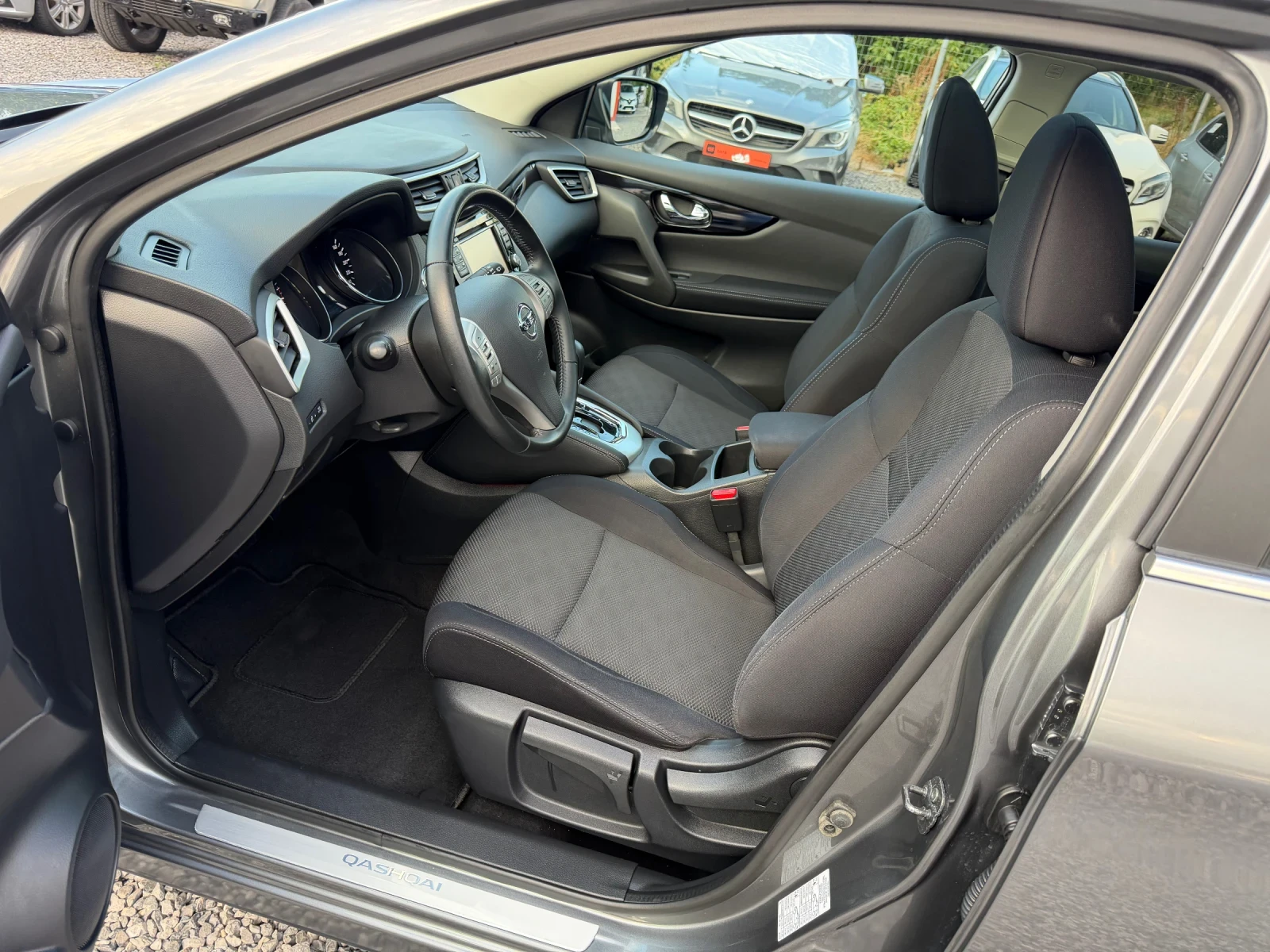 Nissan Qashqai 1.2DIG-T, Автоматик, N-Connecta, 156000km Серв.Ист, снимка 9 - Автомобили и джипове - 55937183