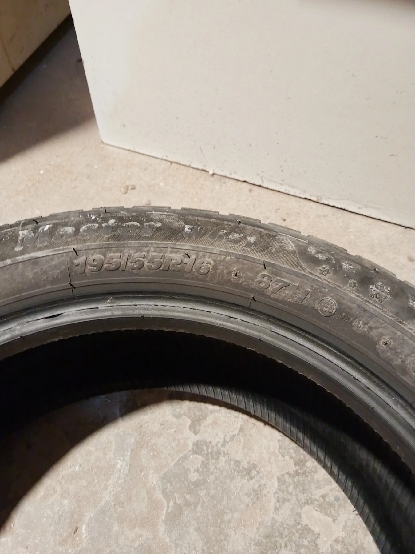 Гуми Зимни 195/55R16, снимка 4 - Гуми и джанти - 53813307