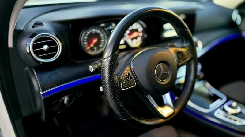 Mercedes-Benz E 200 4 MATIC, снимка 13 - Автомобили и джипове - 52227805