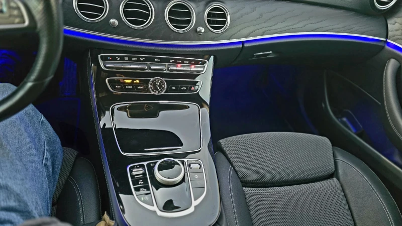 Mercedes-Benz E 200 4 MATIC, снимка 12 - Автомобили и джипове - 52227805